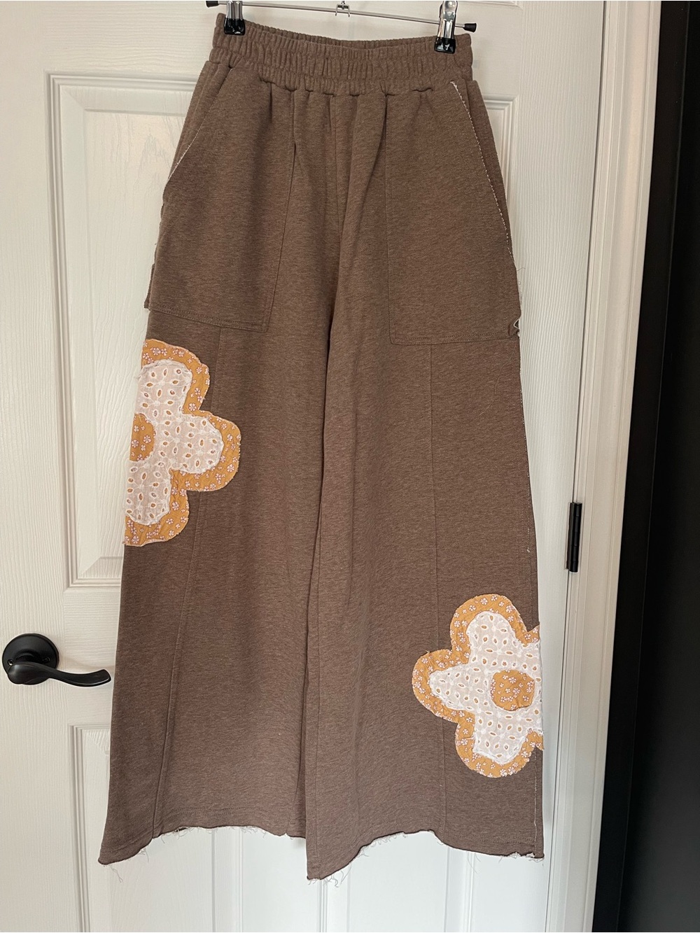 Davi & Dani Women’s Wide-Leg Brown Floral Applique Bottoms